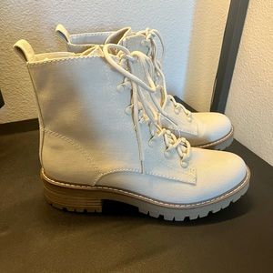 Women’s Parker Lace-Up Combat Boots - Universal Thread (Cream). Size 8.5